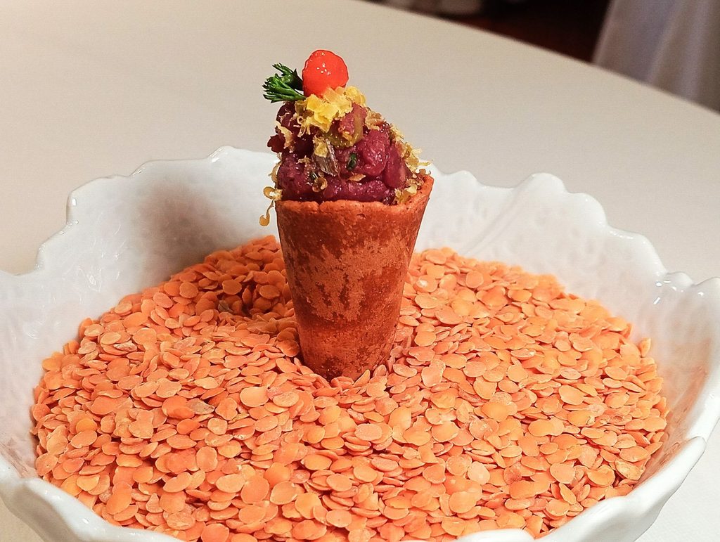 Cono croccante, tartare di fassona, tuorlo marinato e gel di carota