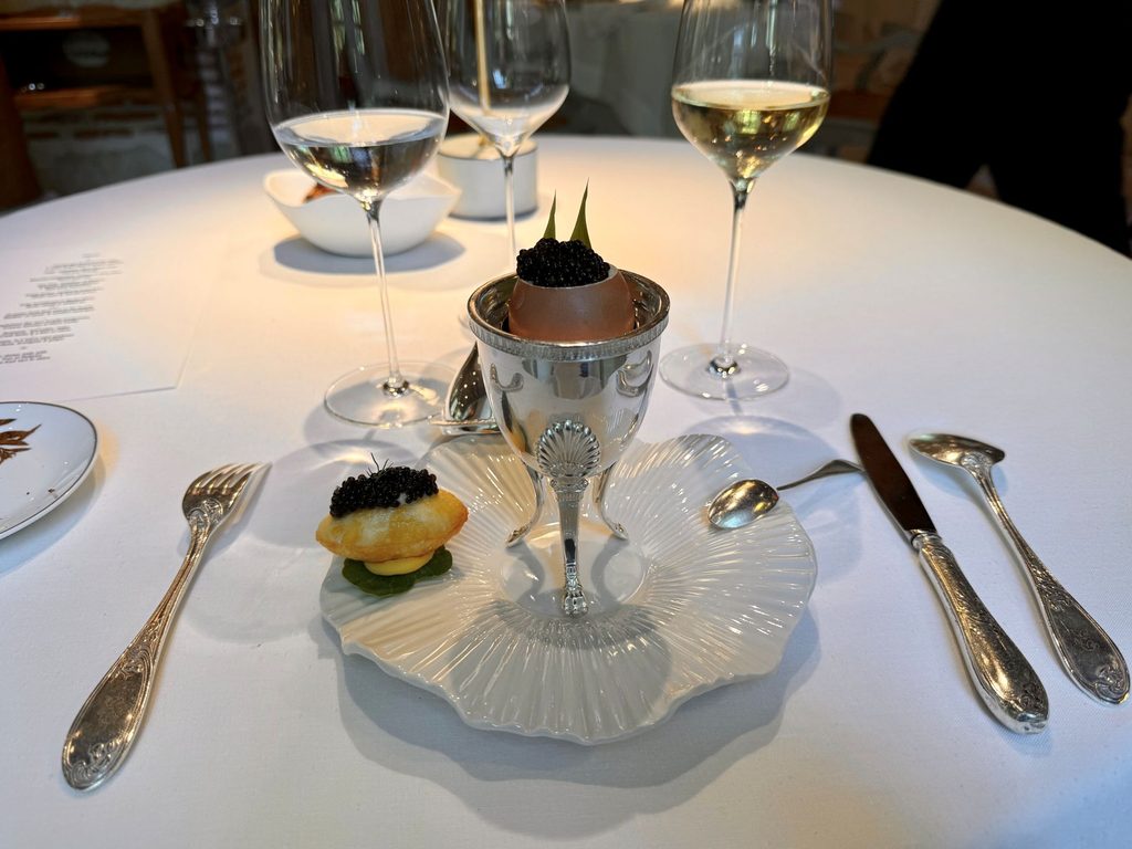 Uovo soufflé al caviale oscietra, patate “zephyr” di Les Prés d'Eugénie