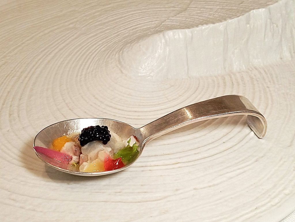 Ceviche di ricciola con mango, cocco e passione fruit, cipolla rossa caramellata
e caviale
