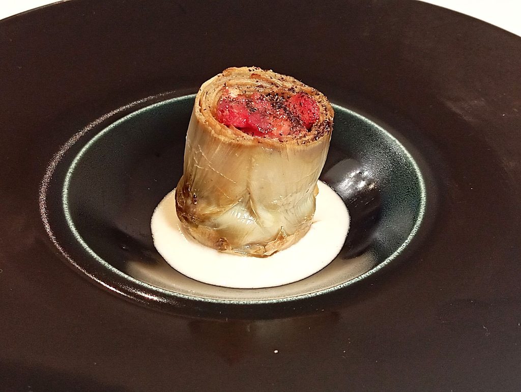 Carciofo di Schito, salsa di alici, salame di bufalo e gambo arrostito