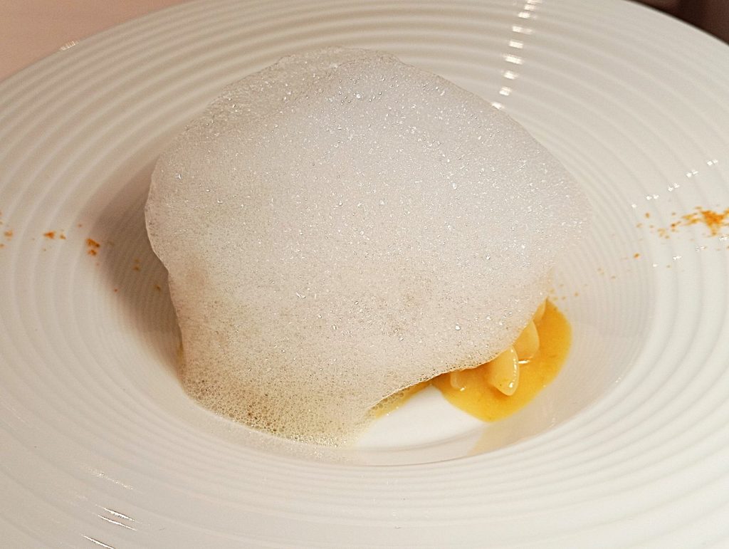 Fusillone, zabaione salato, quintessenza di crostacei, gambero di nassa, aria di
limone e polvere di bottarga e fiori d'arancio