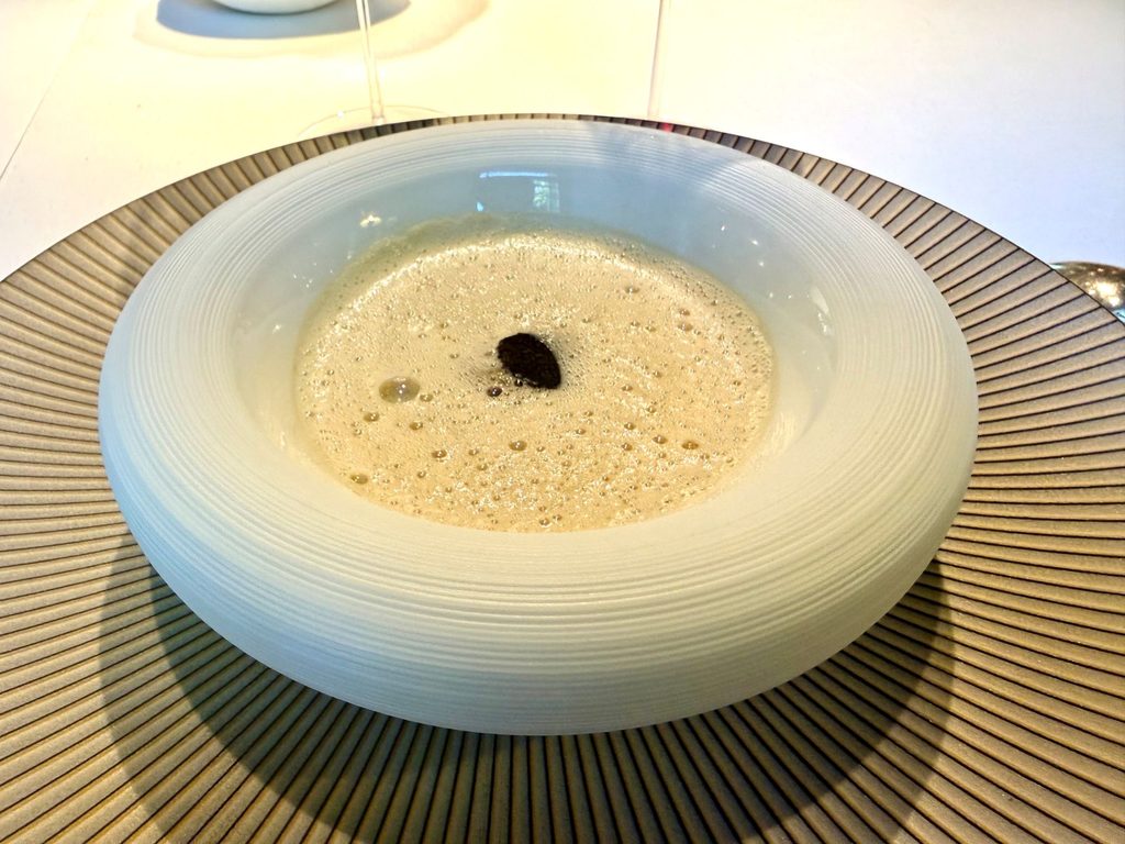 Dim sum ai funghi champignons, infusione cremosa al tartufo e mousse