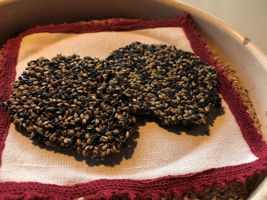 Chips di sesamo bianco, nero e semi di papavero di Quid