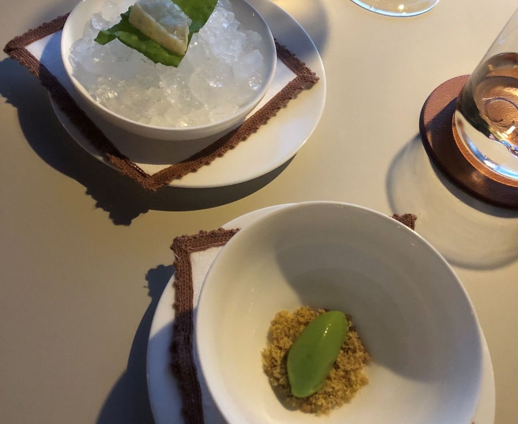 Canapè freddi:
Tataki di orata appena scottata su foglia di acetosa, salsa di ciliegia, acqua di pomodoro
Sorbetto di shiso e latte di cocco, Sambol (acqua e latte di cocco, fumetto di dentice)