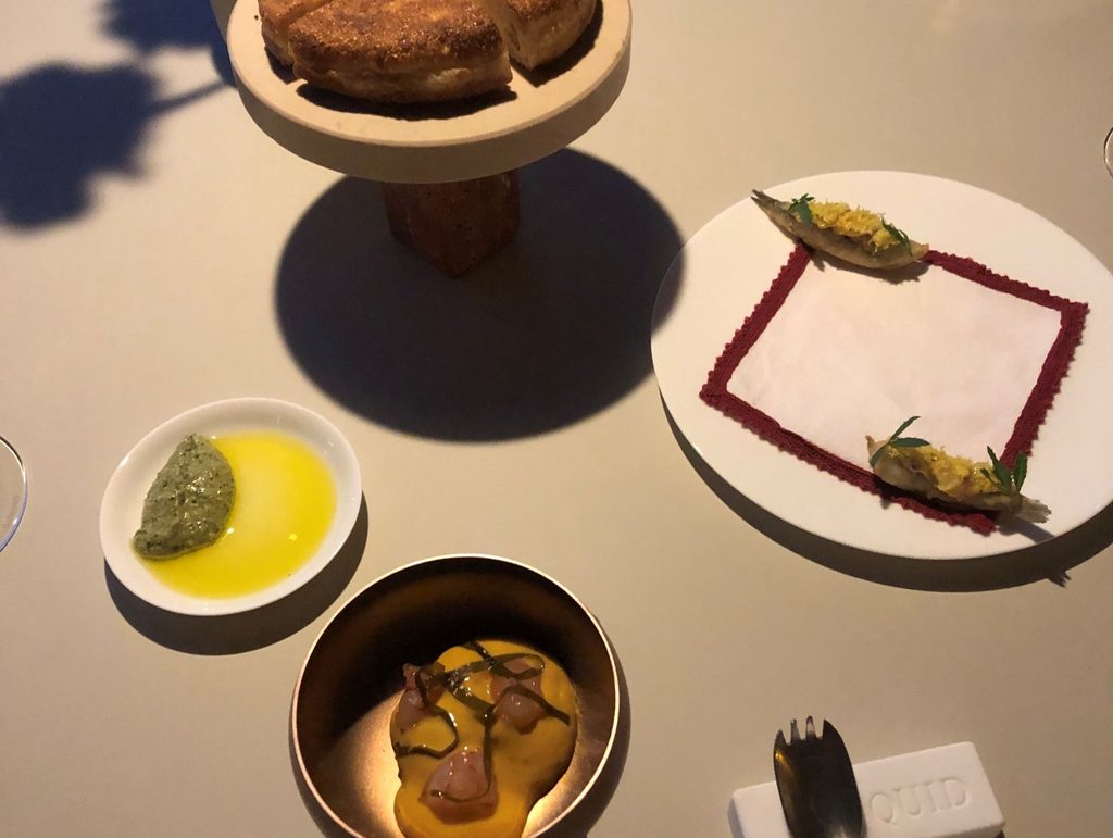 Canapè caldi:
Cocktail di gamberi: chutney di bacche di koji, spuma di ricci, alga wakame, gambero rosso
Alici fritte, zeste di limone, tagete, maionese alle erbe, erbe croccanti
Focaccia di patate e semola con pesto di erbe amare, crema di sesamo ed Evo leccino di borgo san felice.