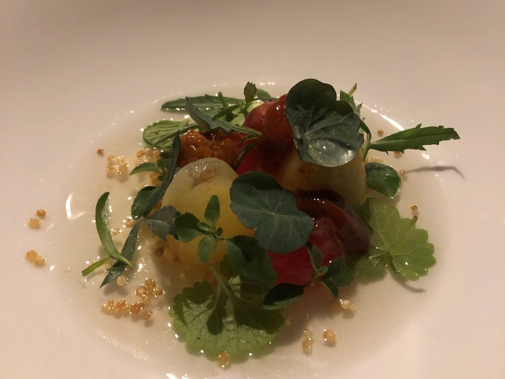 Pomodori con miso, zenzero, caprino e anguria. Estratto di ananas e miso, kaffir lime.