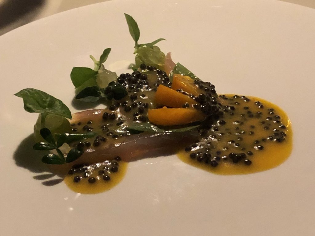 Ricciola cruda con fagiolini, macadamia e salsa con alchechengi, caviale e burro