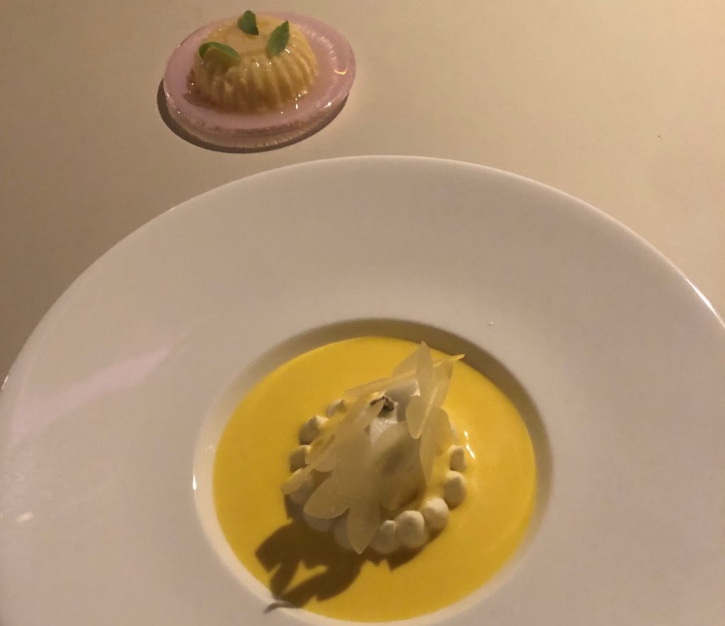 Biscuit di mandorle, caldo di bergamotto, gelato al cappero
Tortina agli agrumi, crema allo zafferano di Quid