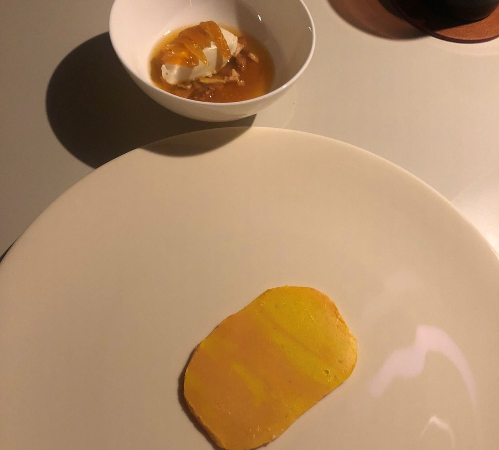 Mattonella di albicocca, banana e mandorla gelato alla banana, crema di albicocca, albicocca alla brace, estrazione di albicocca e albicocca disidratata
