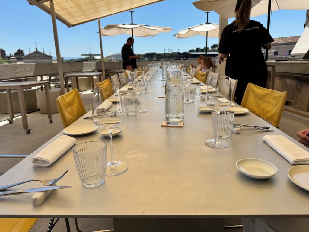 Il tavolo conviviale, di alluminio, posto all’esterno del ristorante retrobottega