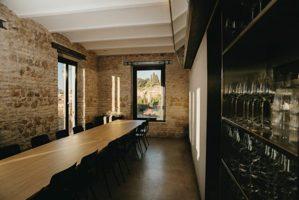 Il tavolo conviviale, di legno, posto all’interno del ristorante retrobottega