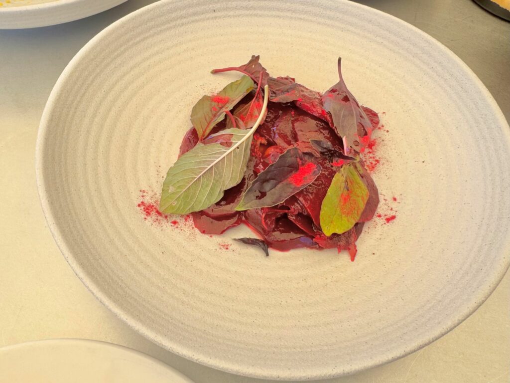 Carpaccio di barbabietola, olio di porro bruciato, uova di quaglia.
