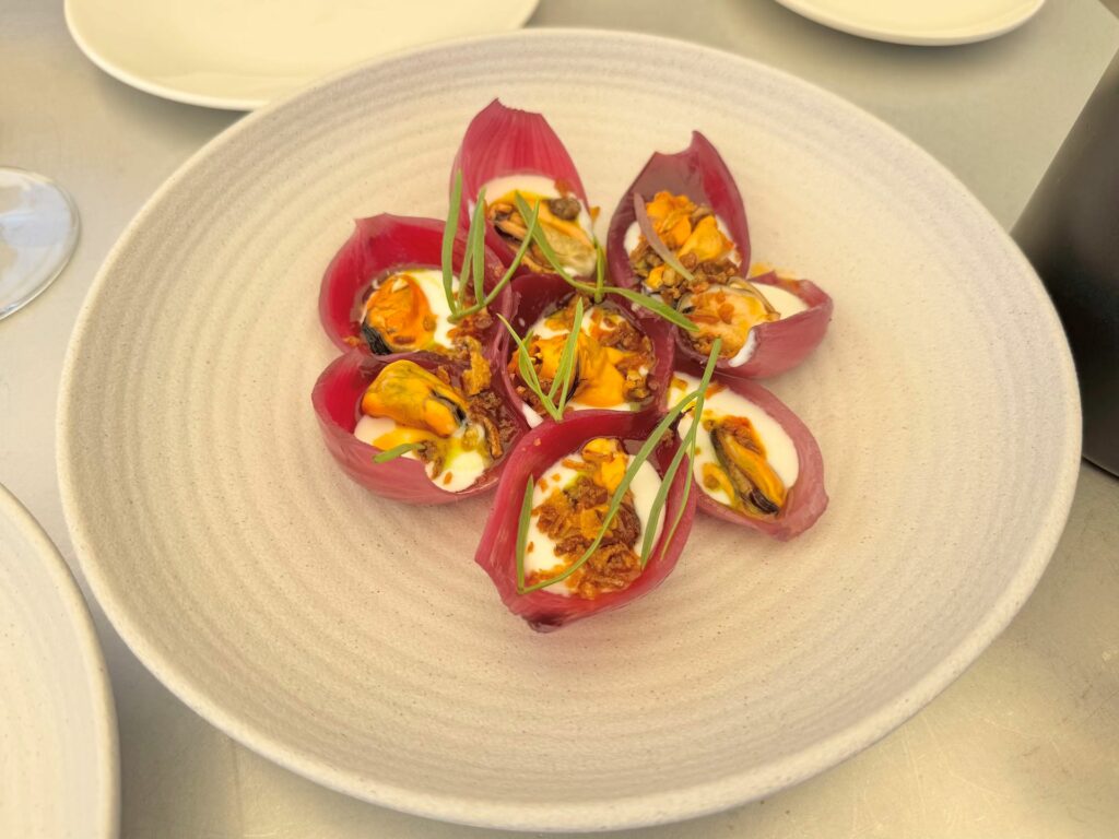 Cozze alla brace, cipolle rosse e mozzarella di bufala.