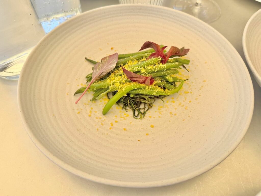 Insalata di agretti, fagiolini, salsa alla paprika, stracchino e bottarga.