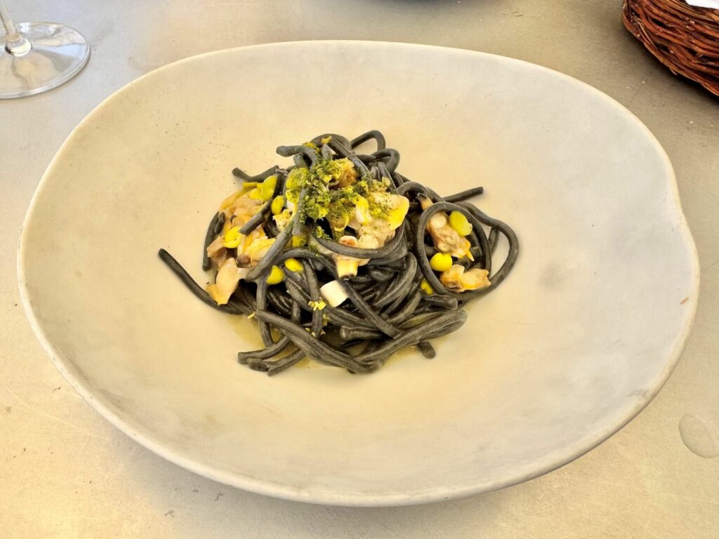 Spaghetti fatti in casa (al nero), vongole, piselli e limone.
