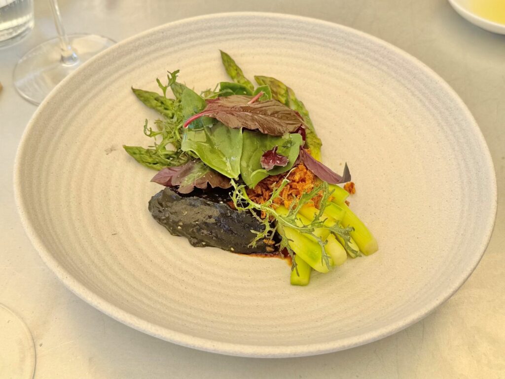 Asparagi arrosto, olive e fusaie, jus di frutta e verdure alla senape.
