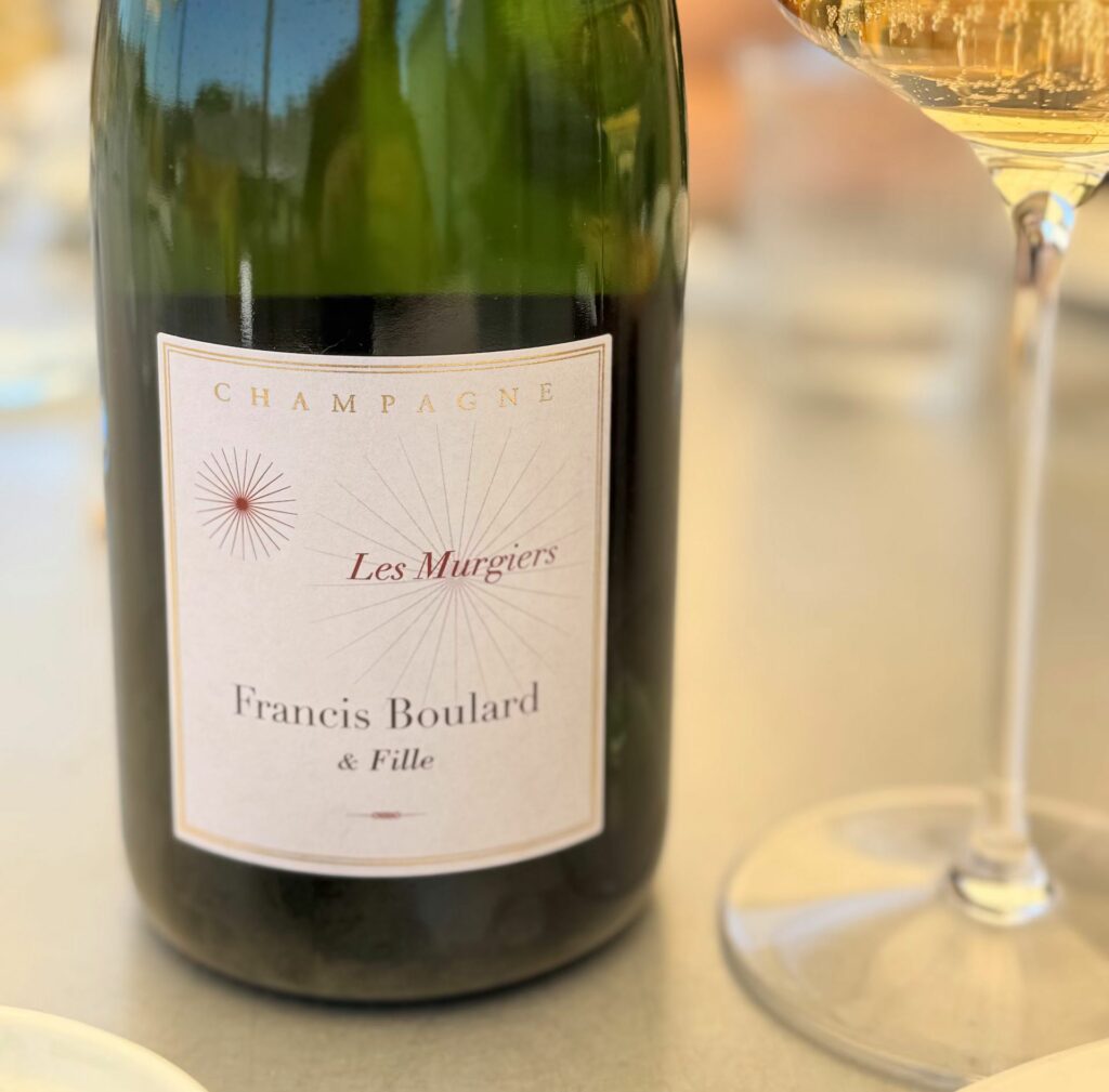 Una grande espressività de la Vallèe de la Marne, uno champagne che mostra una bellissima presenza al palato, con una struttura piuttosto potente e aromatica. Corposo ed espressivo.