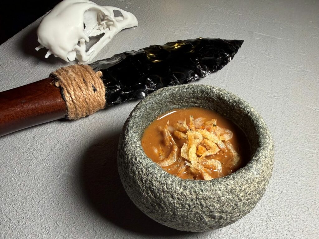 Brodo freddo di crostacei con zenzero, shichimi togarashi, pompelmo all’azoto liquido ed estrazione di cervello di crostacei.
