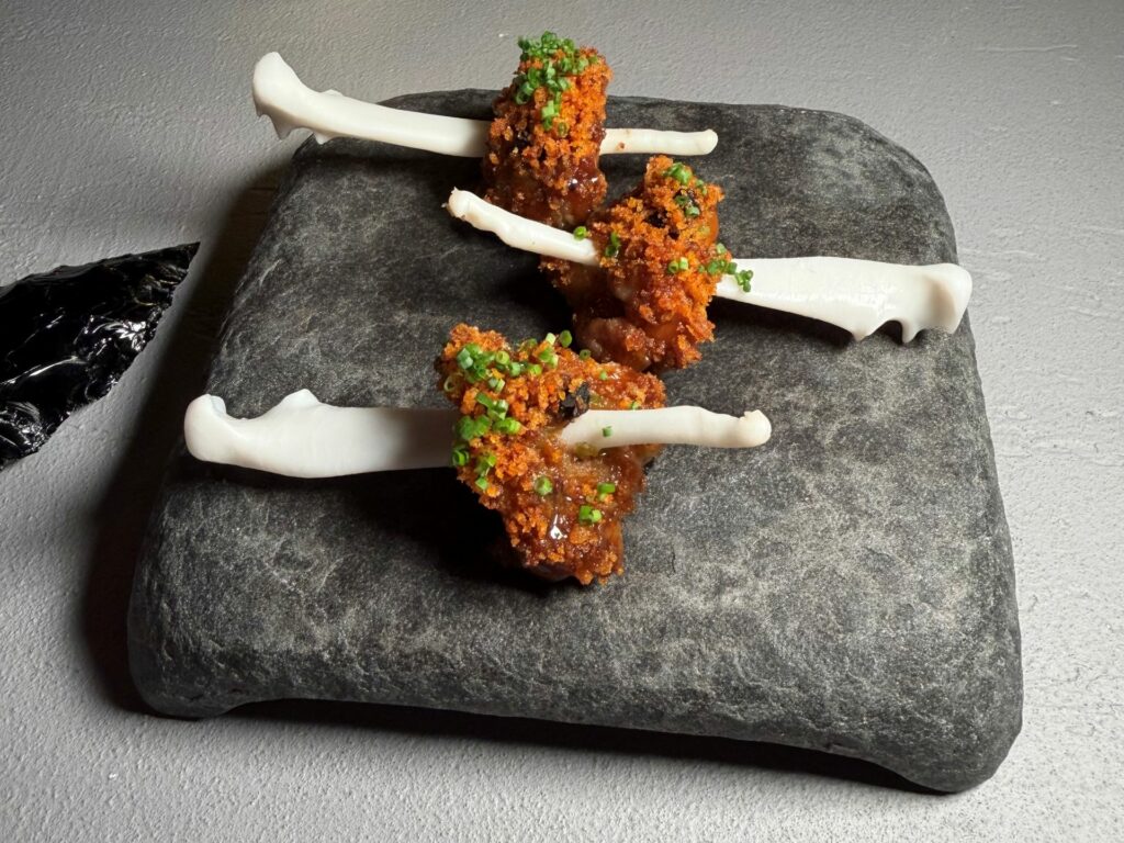 Animella alla brace, aglio nero, BBQ alla mela annurca, kosho agli agrumi, kimchi liofilizzato.
