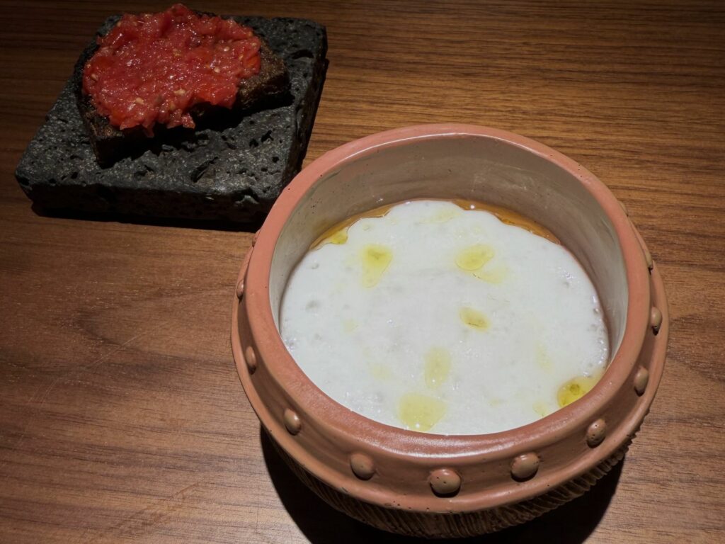 Stoccafisso cotto confit nel burro di bufala, soufflé di mozzarella di bufala accompagnato con pane, pomodoro e olio.