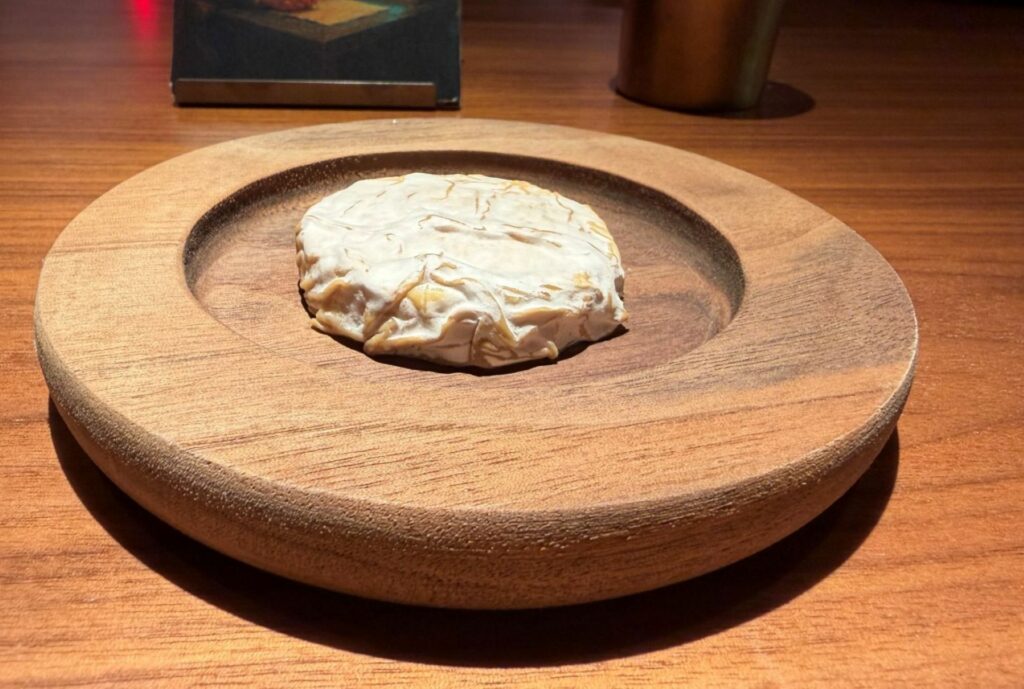 Finto formaggio caprino: ctarta de queso di capra con abomaso e penicillium candidum.