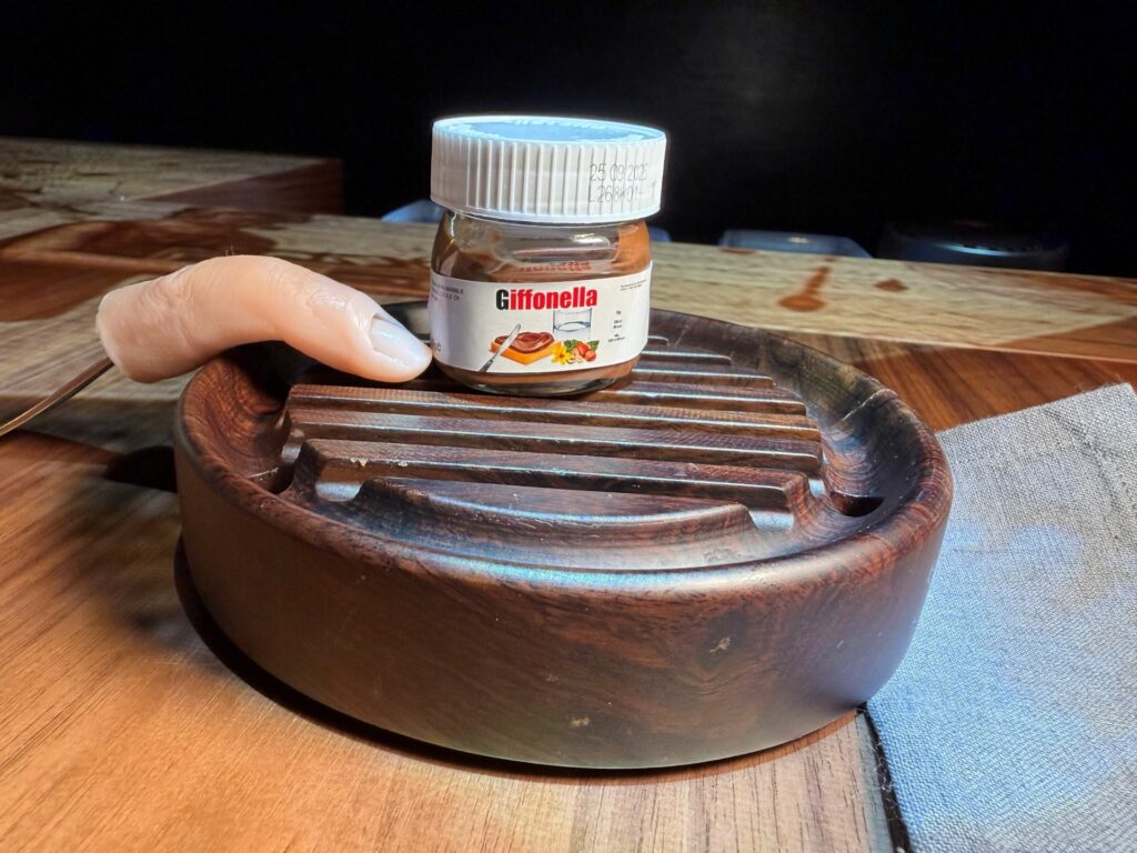 Riproduzione della celebre crema spalmabile, con nocciole di Giffoni e il suo miso.