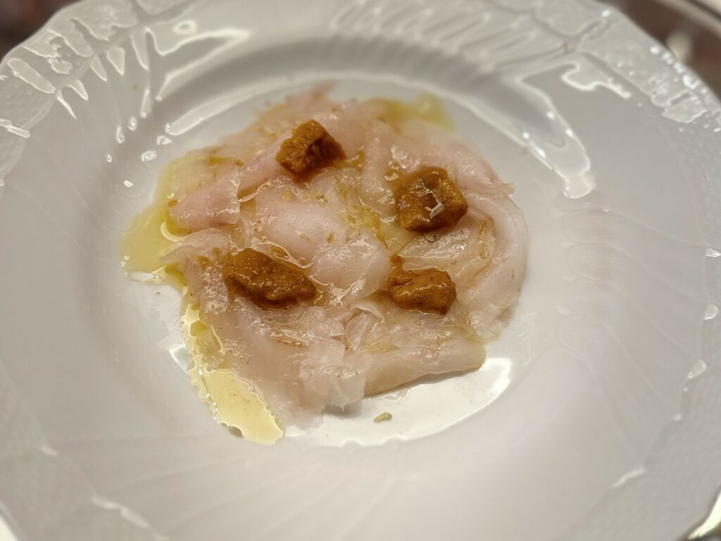 Carpaccio di berice e ricci di mare.