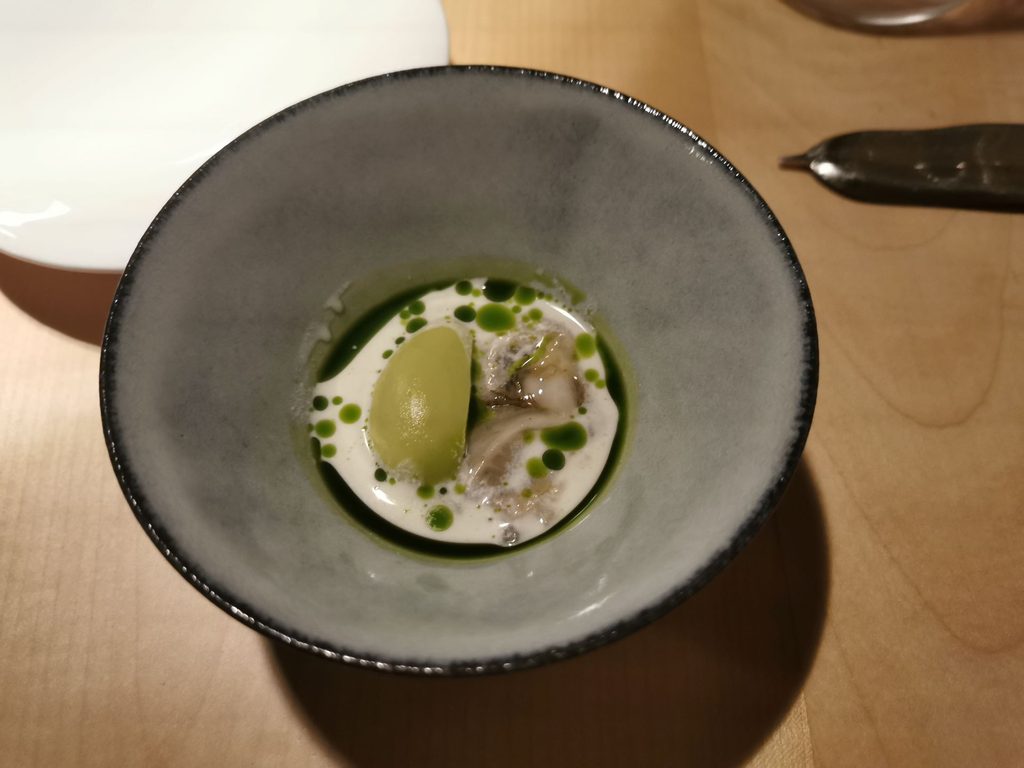 Ostrica gilardeau, yogurt e spuma di avocado di Glass Hostaria