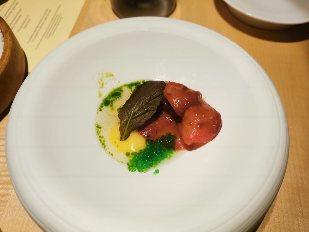 Sashimi di pesce bianco, miso alla rapa rossa, leche de tigre e tobiko di Glass Hostaria
