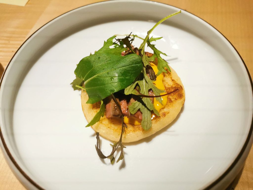 Waina di riso fermentato, pastrami di cuore di manzo, maionese alla nduja di Glass Hostaria