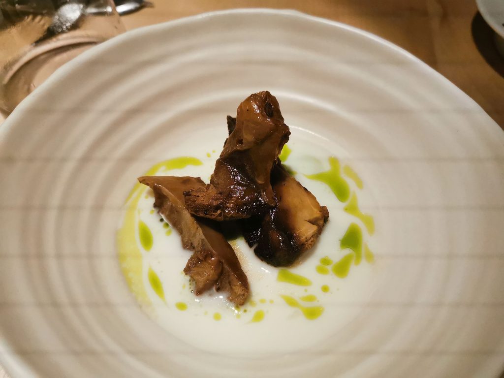 Fungo Lion’s Mane, edamame e latte di mandorla di Glass Hostaria