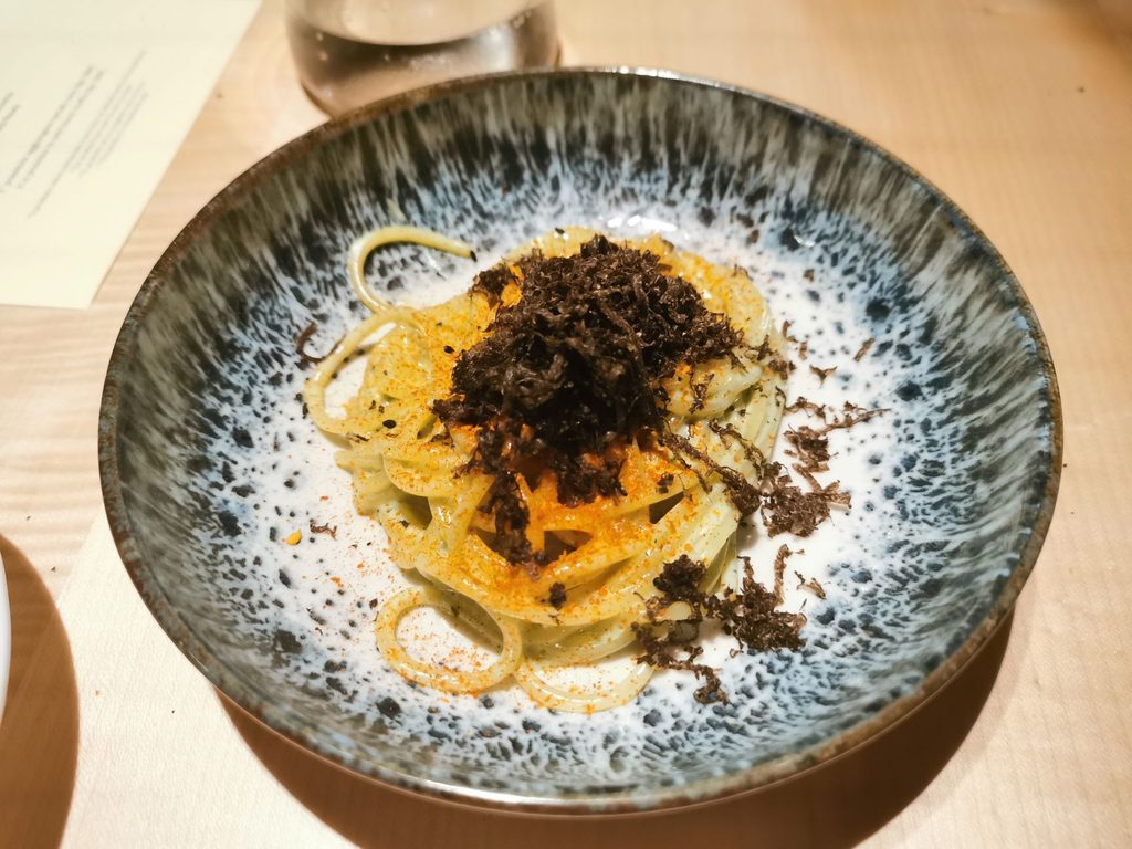 Spaghetti in crema di “aglio arrostito”, olio, togarashi e tartufo di stagione