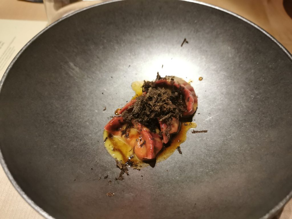 Gyoza con verza compressa, burro di mela, demiglace di sedano rapa e liquirizia.
