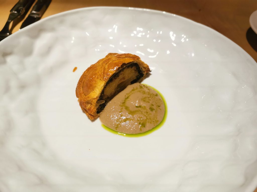 Wellington vegetariano con demiglace cremosa ai funghi.