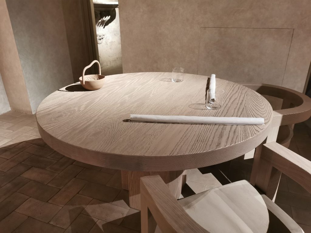 La tavola del ristorante Nomos Ante