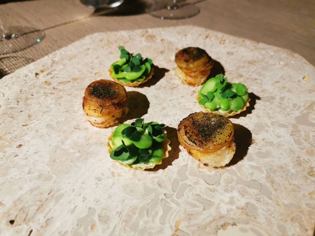 Tarte tatin pollo e patate – tartelletta salsa Gribichee fave del ristorante Nomos Ante
