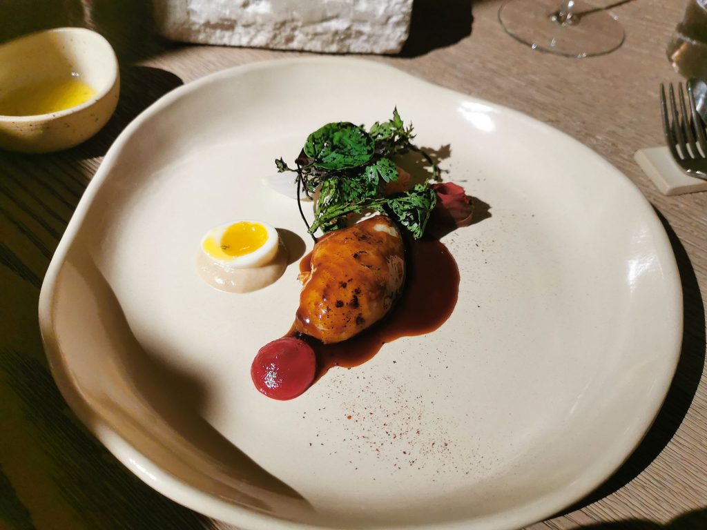 Quaglia – Gamberi crudi, jus di scoglio e black salad