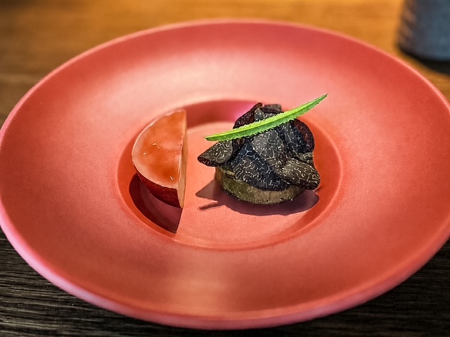 Nettarina e susina e tartufo nero pregiato di Ikoyi