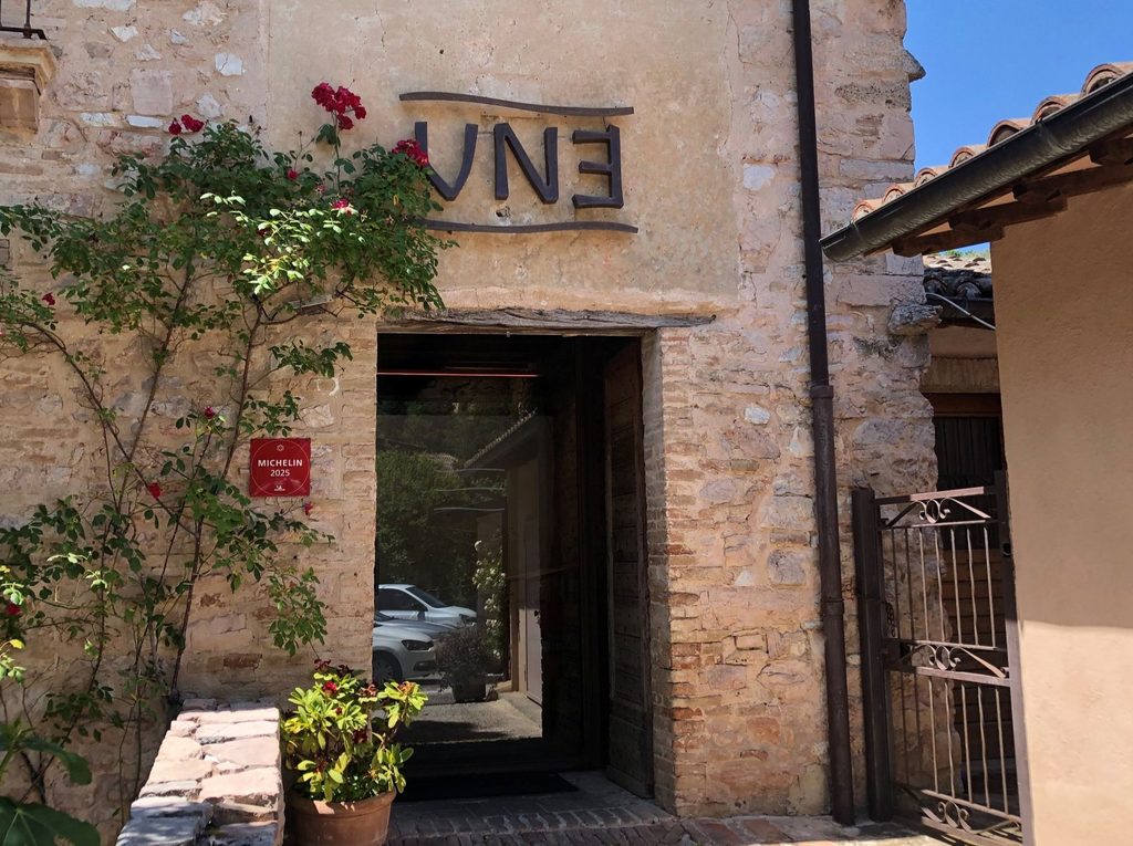 Ingresso del ristorante Une di Giulio Gigli 