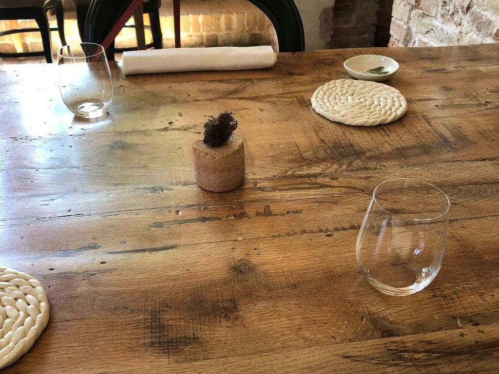 Mise en place del ristorante Une di Giulio Gigli 