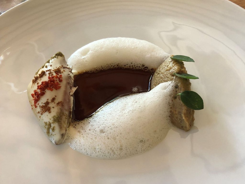 Piccione di Capodacqua glassato allo yogurt, babaganoush e rafano