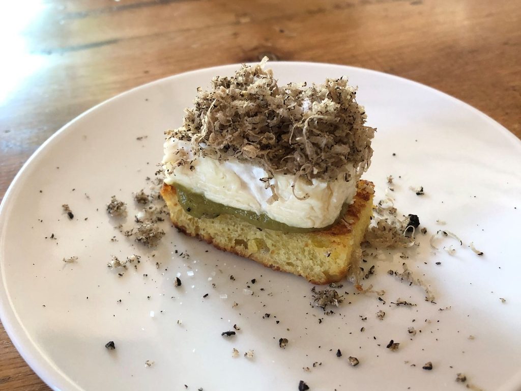 …servito su pan brioche, tartufo nero e salsa verde delle foglie del cipollotto stesso