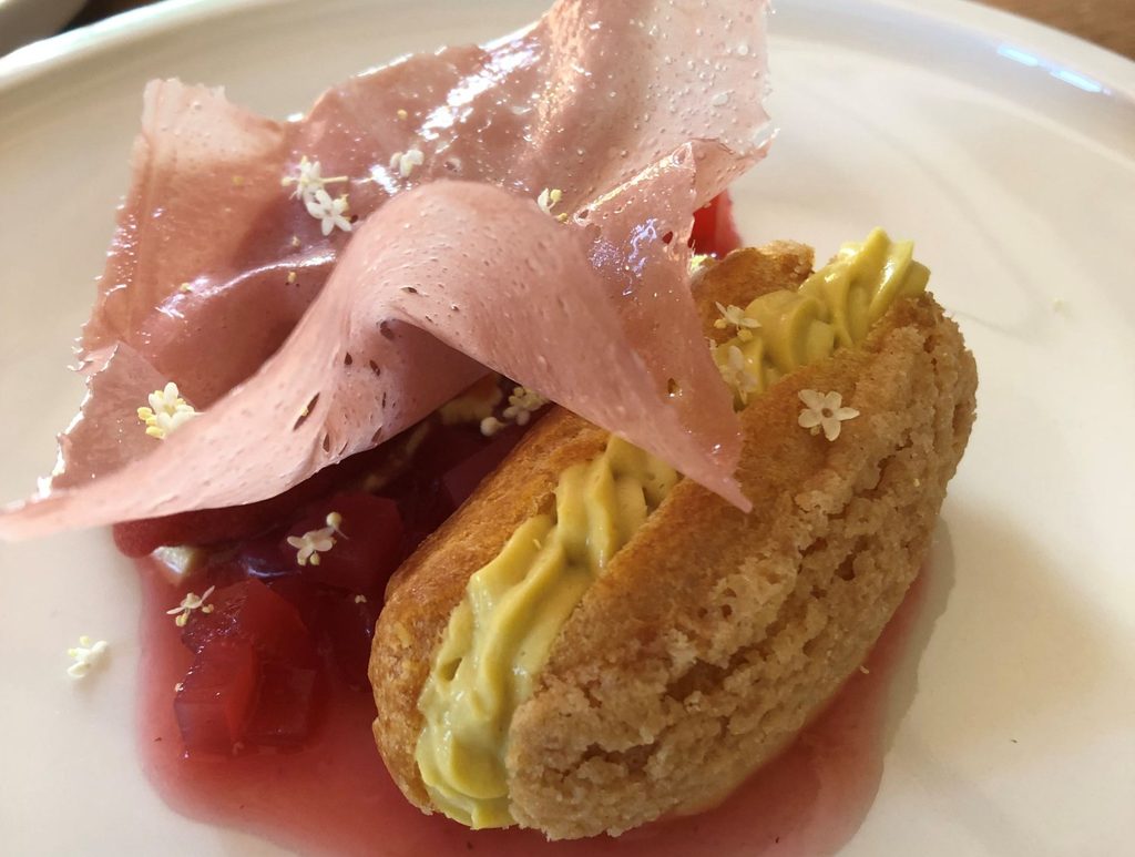 Bignè craquelin al polline, sorbetto di fragole umeboshi arrosto