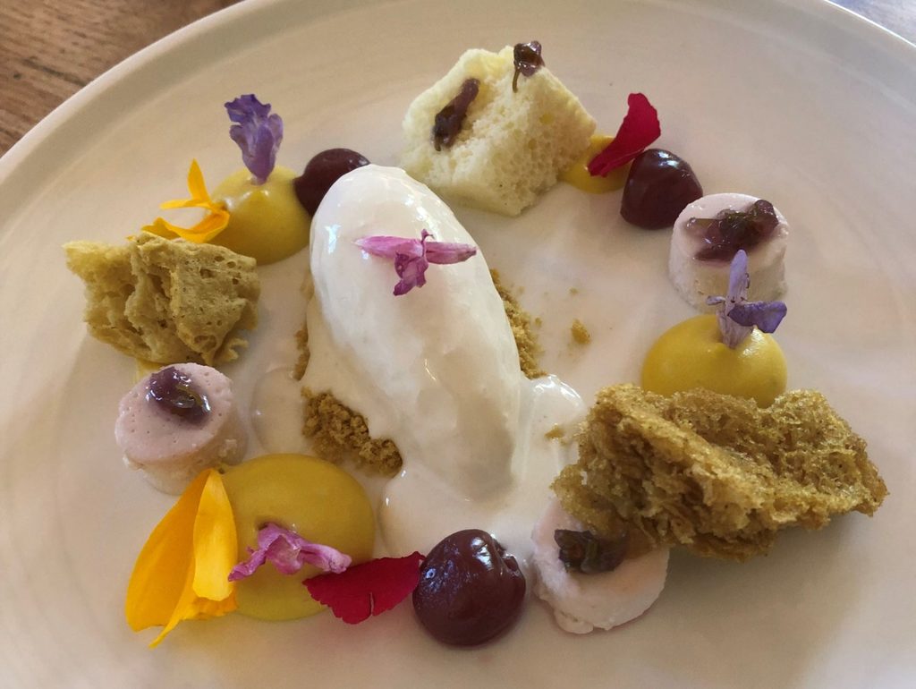 Fiori di primavera e gelato al limone di sale